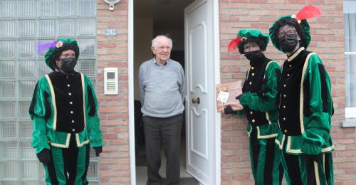 Feestpieten op bezoek bij het oudste lid