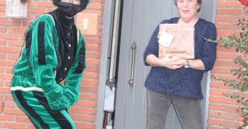 Feestpiet op bezoek bij vrijwilligers