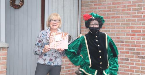 Feestpiet op bezoek bij vrijwilligers