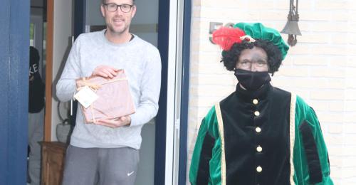 Feestpiet op bezoek bij vrijwilligers